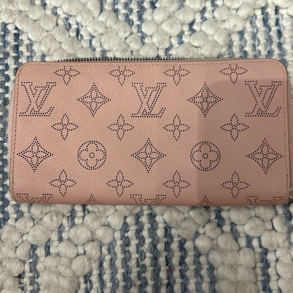 Louis Vuitton zippy wallet